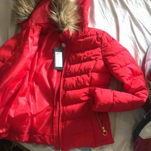  - Ny skön vinterjacka i röd, har aldrig använt den då den inte passar mig. Har fått den som present och tänker sälja den för samma pris. Pris kan diskuteras vid snabbaffär 💕