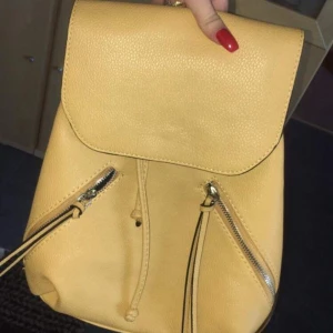  - En oanvänd väska, köpte den för 299 kr men säljer den för halva priset. Köparen står för frakt:)