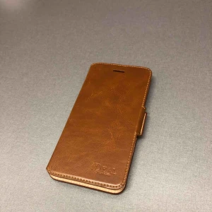  - Plånbok för IPhone 7 eller 8 plus. Använde det en dag, trivdes inte med det, därför säljer jag. Som nytt. Frakt ingår i priset. Jag skickar med det svarta skalet med magnet som tillhör plånboken.