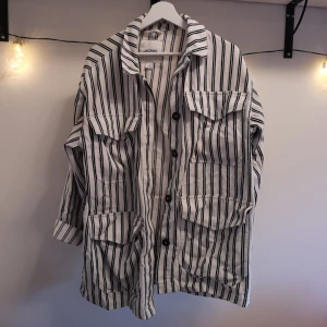  - Supercool randig oversize jacka från Monki. Eftersom den är oversize så skulle den lungt kunna passa större storlekar också. Finns knytband till midjan som ingår också, om man är intresserad av det 😊
