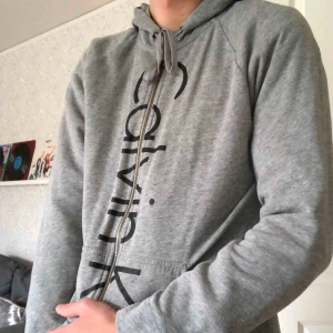  - Super fräsch och snygg Calvin Klein hoodie! Sparsamt använd och i mycket bra skick! I stort behov av en ny ägare! ❤️ nypris 800kr på Calvin Kleins hemsida.