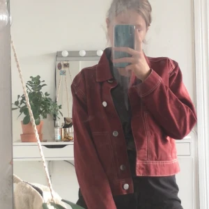  - En jätte fin jeansjacka ifrån hm. Säljs pga av att den inte riktigt passar min stil längre! Använd men inte jätte mycket, Bra kvalité. Köparen står för frakten❤️