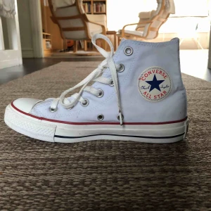  - Ett par vita höga converse som använts max 10 ggr. Säljs då de inte kommer till användning. Köpare står för frakt