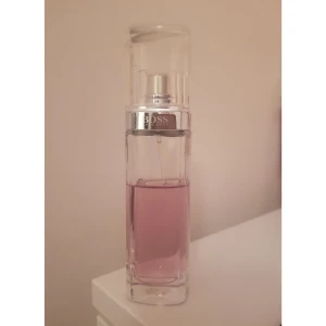  - Hugo Boss - Ma Vie L'Eau EdT. Dam. Parfymen är använd. Lite mer än halva kvar. Se bild. Orginal storleken är 50ml. (+ 36kr frakt)