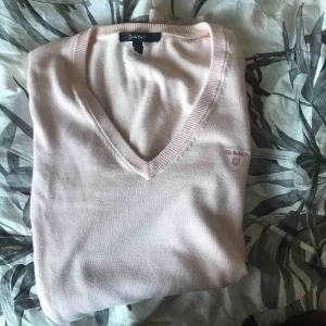  - Äkta GANT tröja i storlek S! Aldrig använd och inte min stil! :) (Byten funkar oxå!)