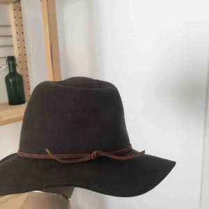  - Filthatt inköpt på carlings för 700 kr använd 3 ggr pch väldigt fin kvalité 