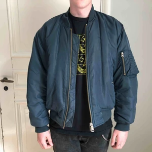 - Vintage bomber jacka från 70-talet. Killen på bilden är 180 cm lång. 