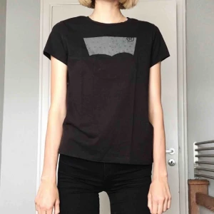 - Cool t-shirt från Levis, men stjärnspräckligt Levis-märke. Modellen är liten i storleken och L passar mig som i vanliga fall har S. Använd fåtalet gånger, mycket gott skick. 
