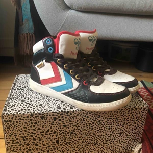  - Sneakers från Hummel. Rolig historia om dessa: fick dem av Veronica Maggio då de var för små för henne! Därför har jag sparat dem men aldrig använt dem, då det inte riktigt är min stil. I princip aldrig använda med andra ord! Ca 100 kr kfrakt 