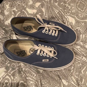  - Blåa vans i storlek 39