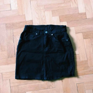  - Oanvänd svart jeanskjol från Dr Denim