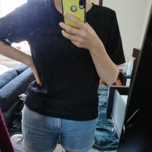  - T-shirt från Monki, aldrig använd. Det är inte ett vanligt tshirttyg, vet inte vad det heter men materialet syns bättre på tredje bilden! Kan mötas upp i Göteborg annars står köparen för frakten ✨ 