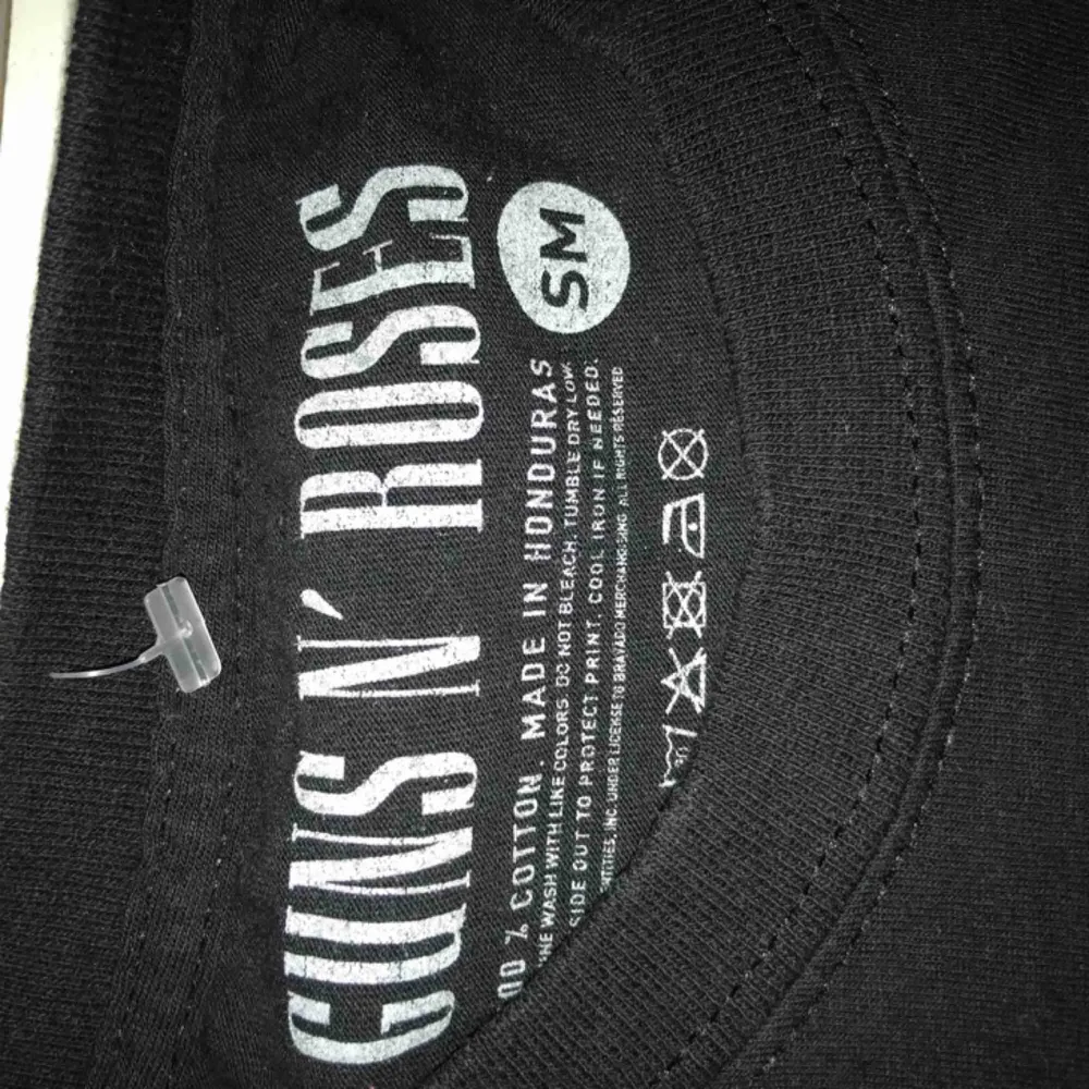 Asball Guns and roses tröja från deras tour i Europa 2018. Säljer pga den är för liten:(. Frakt tillkommer på antingen 18-35 kronor inte helt säker än. 🖤. T-shirts.