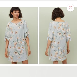  - Blommig klänning med knytband på ärmarna. Storlek 36. Endast använd vid ett tillfälle. Frakt tillkommer. Från djur och rökfritt hem 🌸