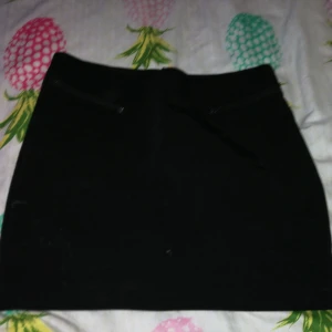  - Mocka ish material på kjolen, 2 styckna detalj kedjor som inte går att användas. Säljer den för att den e för liten på mig