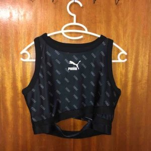  - Sport topp från Puma  Ordinarie pris: 350kr Aldrig använd 