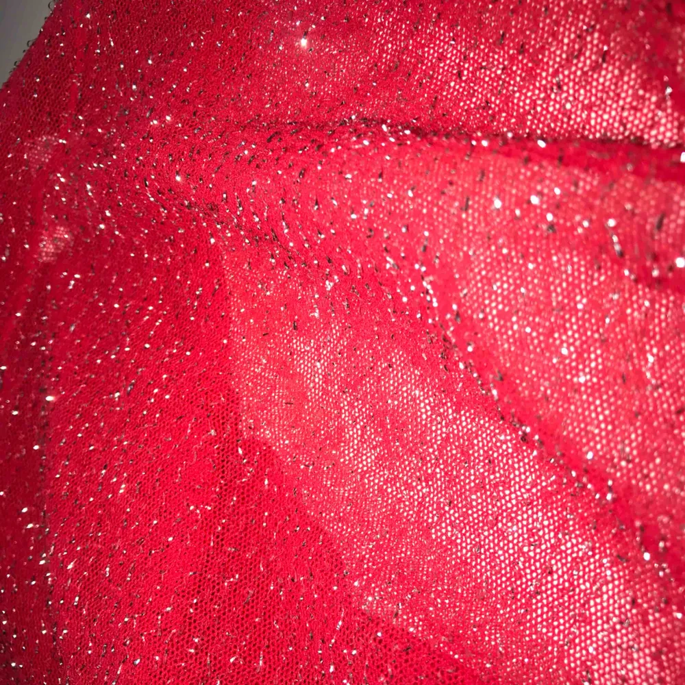 Ett asballt croppat linne från humana second hand. Det är rött med glitterstänk. Linnet är lätt genomskinligt. Aldrig använt. Köparen står för frakt❤️. Toppar.