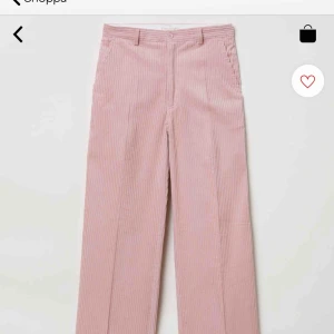  - Rosa manchesterbyxor från H&M i jättebra skick. Endast använda 2 gånger. Sitter bra på någon från 170-177 beroende på hur man vill att de ska sitta. Skulle passa 38 också. Köpta för 500 kr. 
