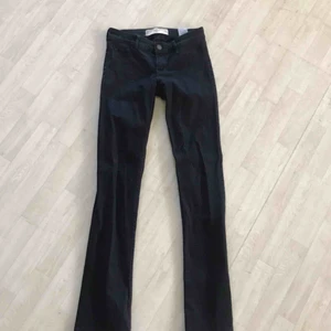  - Svarta bootcutjeans från hollister. Inte mycket använda men supersnygga. De är bara att fråga om du har nån fråga men frakt tillkommer