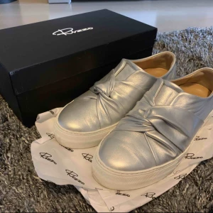  - Damskor från Rizzo, storlek 39 Endast använt fåtal gånger  Köpte för 1499kr