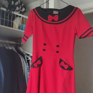  - Röd klänning från banned. Aldrig använd bara provad köpt för 580kr. Storleken stämmer, kan vara lite tight on man är xs men har lite större byst   