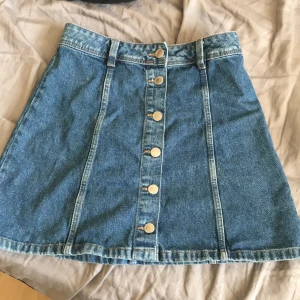 Blå H&M kjol - En till söt kjol fast blå