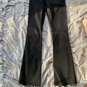Svarta utsvängda jeans från crocker. Lågmidjade, 31 i längden och 25 i midjan. 130kr med frakt