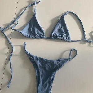 Bikiki - Skitsnygg bikini från ZAFUL! Den är i storlek M men eftersom storlekarna på zaful är väldigt små skulle jag säga att den passar om du är en XS! Råkade beställa två och därav säljer jag en av de! Den är helt oanvänd och förpackningen finns kvar, tyvärr drog jag av lapparna då jag tänkte att jag kunde behålla den ändå. Priset är 49kr + frakt 22kr