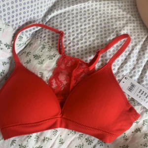 Bh - Helt oanvänd med till och prislapp finns även kvar. 