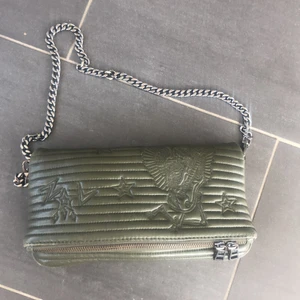 Zadig & Voltaire  - Svinsnygg Zadig & Voltaire väska i perfekt skick. Iprincip inte en enda skavank eller slitning. Tillhör gör även en till längre kedja.