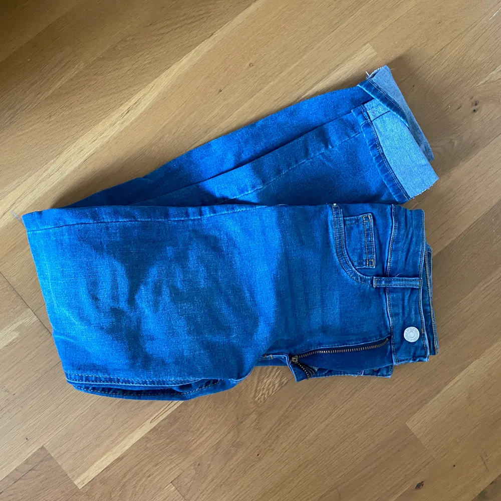 Ett par blå jeans från gina, i den populära modellen molly. Inköpta i vintras och använda ca 3 gånger sedan dess , nyskick! Frakt tillkommer 💓. Jeans & Byxor.