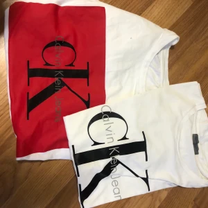 2 Calvin Klein t-shirts  - T-shirts från Calvin Klein. 100kr st