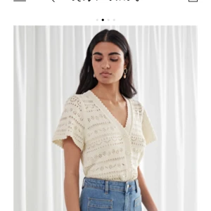 And other stories - Jätte fin vit topp från and other stories köpte för 900 men den har sänkts nu till 560 på hemsidan så kommer sälja för 250. Frakt tillkommer