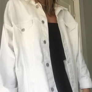 Vit oversized jeansjacka  - Vit jeansjacka från Na-kd. St 36 men VÄLDIGT oversized. Aldrig använd, väldigt fint skick, lappar finns kvar. Köparen står för frakt, hör av dig om frågor finns🥰