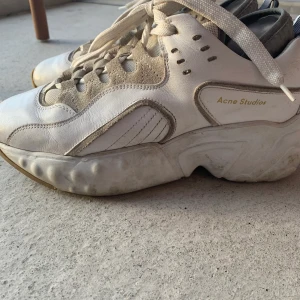 Acne studios chunky sneakers - En skön sneaker som går att använda till det mesta och som dessutom är unisex. Säljer nu dessa då jag har tröttnat. Köpta förra sommaren på Nathalie schuterman i Stockholm. Bra skick och inte använt så mycket. Budgivning i kommentarerna! Börjar på 600kr, nypris 3800kr