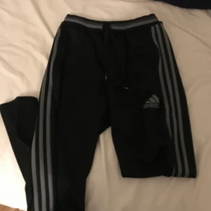 Adidas byxor - Svarta adidas byxor med gråa streck på sidan. Sparsamt använda. Köparen står för frakten men pris går att diskutera så att alla blir nöjda!💗 Hör av er om det önskas mer bilder eller om ni undrar över något💗