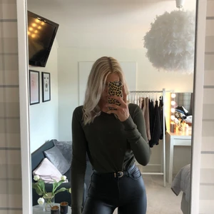 Grön stickad tröja bershka - Stickad tröja i militärgrönt från bershka🖤