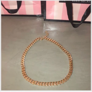 Diamant Halsband  - Säljer min fina kedja med glittriga detaljer på. Passar till alla outfits, super fin och nästan aldrig använd. Fake guld och diamanter! Säljer till bra pris. ( Köpt på bikbok men finns ej i lager längre )
