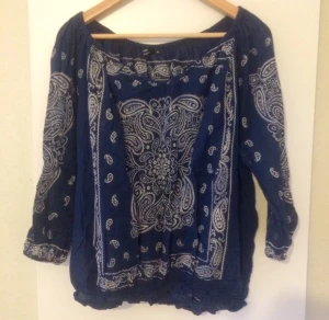  - Blus från Lindex i bohostil,stl M. 
Använd 2-3ggr och är i nyskick.