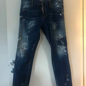 Dsquared2 jeans dam strl 40 med slitningar och färgsplatter, knappt använda.🥰