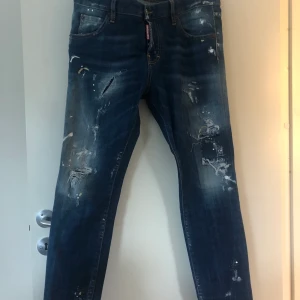 Dsquared2 jeans strl 40 - Dsquared2 jeans dam strl 40 med slitningar och färgsplatter, knappt använda.🥰