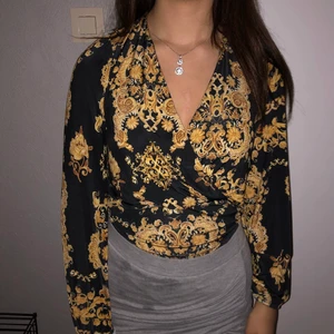 Omlott topp  - String-body från Nelly som knappt är använd