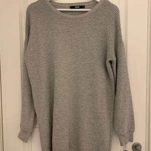 Säljer denna grå sweatshirt liknande klänningen från Bikbok. Aldrig använd i storlek Xs men skulle utan problem passa en S. Pris 50kr + frakt. Tvättas och stryks innan frakt!