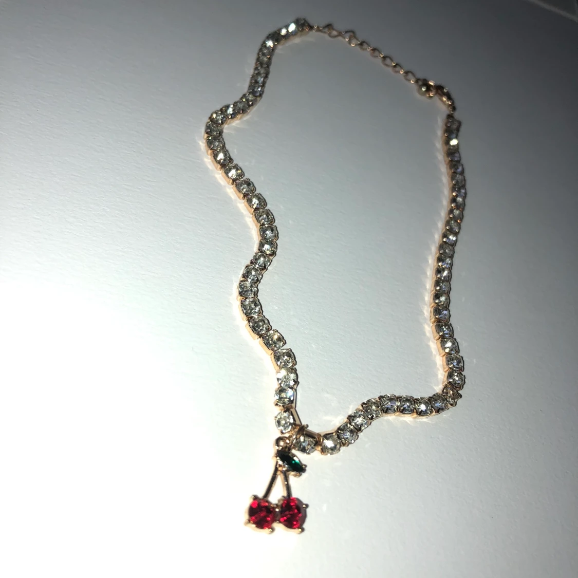 Glittrig choker med körsbär 🍒  - 90