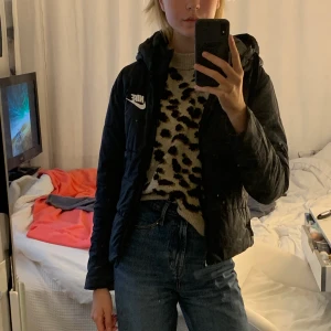 NIKE WINTERJACKET - Nike vinterjacka i storlek XS⚡️ Två sidor då man kan vända den ut och in så den blir en annan modell. Ena är glansig med Stort Nike märke i ryggen och litet på bröstet, andra är matt med endast litet märke på bröstet🤟🏽 Köpt 2018