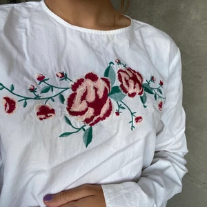 Blommig blus - 🦋Vit blus med broderade blommor. Vida ärmar. I skjortmaterial.🦋