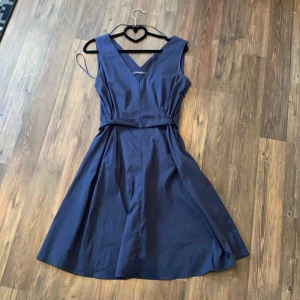 Blå klänning strl S - Blå klänning från esprit. Använd en gång. Storlek S. Når ner till knäna eller lite över knäna. Originalpris 699kr. Vill bara bli av med allt! Pruta gärna! Kan säkert fixa bra paketpris! 