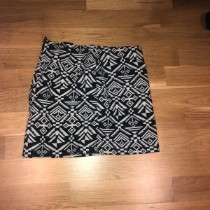 Mönstrad kjol - Fin tight kjol med broderat mönster från hm💕 använd fåtal gånger, säljer pågrund av för liten