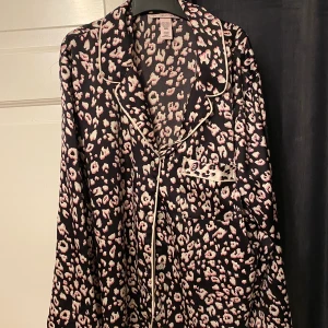 Victoria’s secret pyjamas set - Pyjamas set i leopard från Victoria’s Secret. Tröjan är i ”skjort modell” och byxorna är i en rak modell. 300 kr för båda delarna❤️kontakta mig för bättre bilder❤️❤️❤️