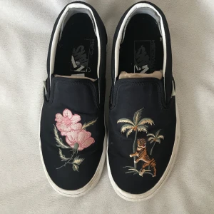 Vans slip in, strl 37 - Använda fåtal gånger! I väldigt fint skick🥰 Strl 37 med fastklistrat hälgrepp bak i hälen för att inte få skavsår och för att skon ska sitta på plats, det går säkert att ta bort dom men det får man göra själv🤗